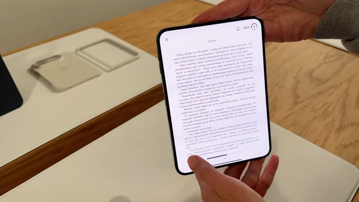 Uneori ai crede că iPhone Duo este ca un iPad mini pliabil și nu te înșeli