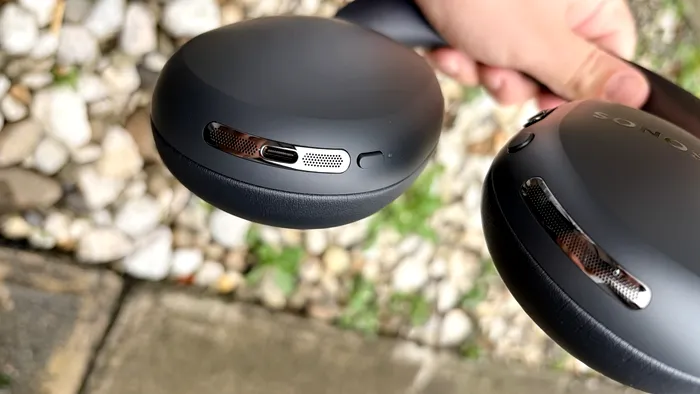 Acel port USB Type-C facilitează atât încărcarea rapidă, cât și transformarea într-o intrare stereo de 3,5mm cu cablul adaptor din cutie