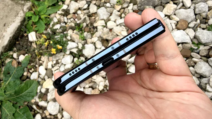 Deschis este cel mai subțire iPhone, dar nici închis nu e gros