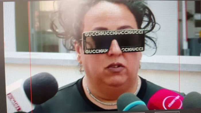 Lizeta Haralambie purtând o pereche de ochelari de 900 de euro în fața Penitenciarului Rahova