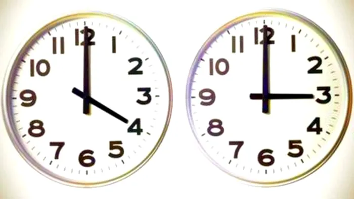 Două ceasuri, unul afișează ora 3 și celalalt afișează ora 4.