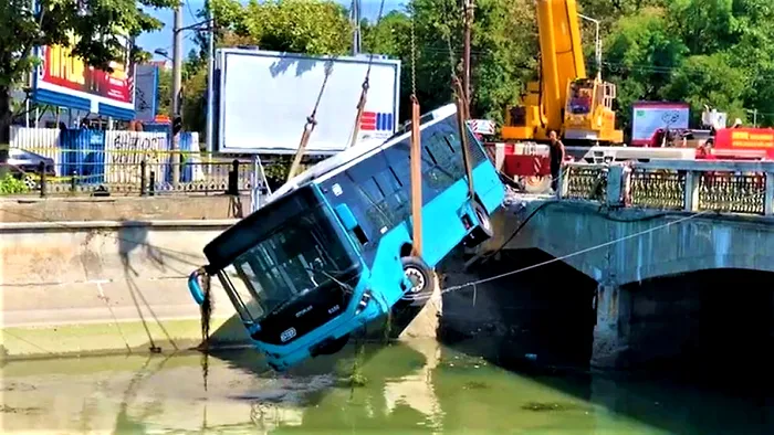 VIDEO Momentul în care autobuzul STB e lovit de o mașină și plonjează în Dâmbovița. Imagini surprinse de camerele de supraveghere