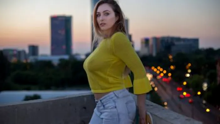 O tânără fără sutien.