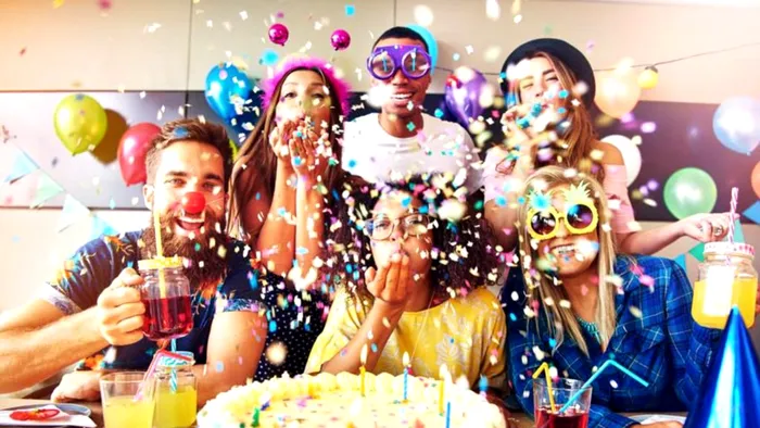 Grup de oameni aflați la petrecere.