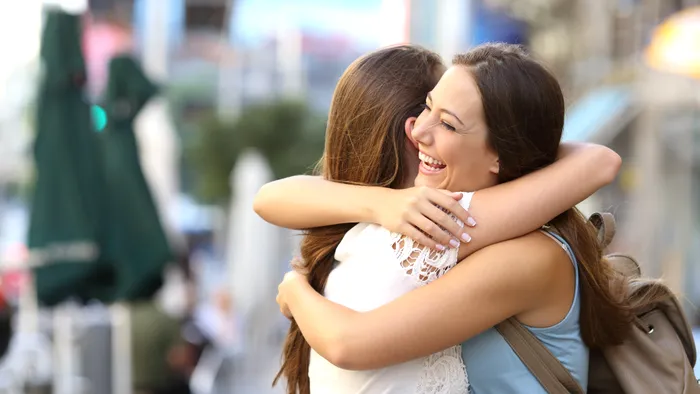 Revedere între prietene fără mască