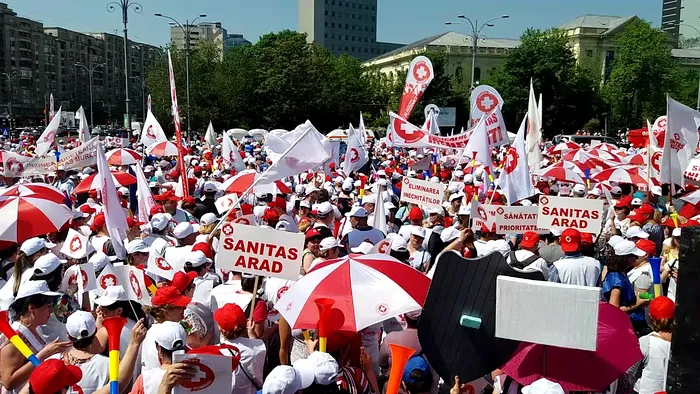 Medicii protestează în piața Victoriei