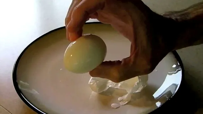 Cum trebuie să fierbi ouăle de Paște ca să se decojească ușor