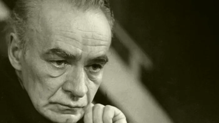 Triunghi amoros în lumea bună a Capitalei. Un renumit actor și poet, căsătorit cu cea mai frumoasă actriță, iubea în secret o colegă. Totul a culminat cu moartea lui, în 1977