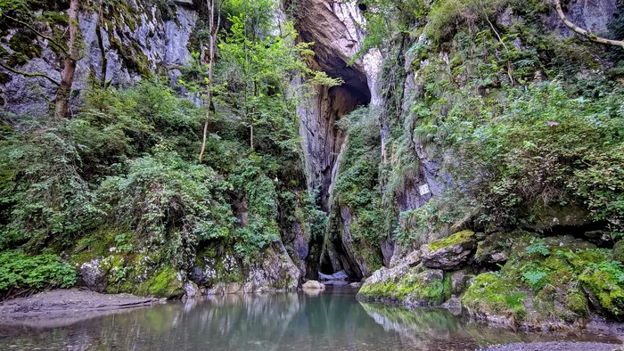 Peştera Huda lui Papară