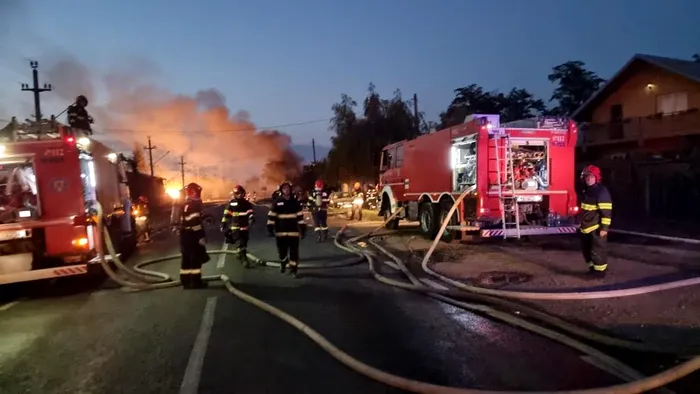 Pompieri, intervenție explozii Crevedia