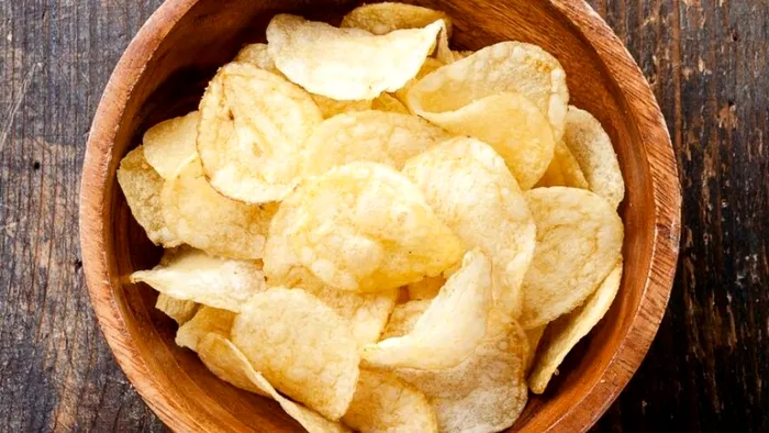 Cum se desface corect o pungă de chipsuri. Aşa nu faci mizerie deloc, puţini ştiu trucul