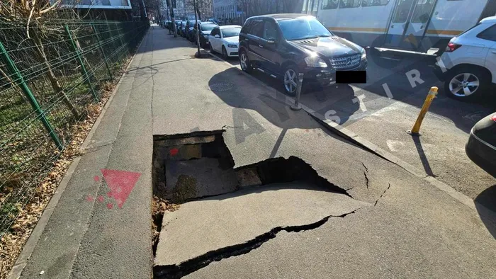 Crater pe un trotuar din centrul Bucureştiului. Pietonii nu mai au pe unde merge. FOTO EXCLUSIV