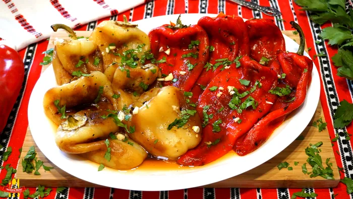 Ce să adaugi în salata de ardei copți la final. Ingredientul care îi dă un gust exact ca la bunica acasă