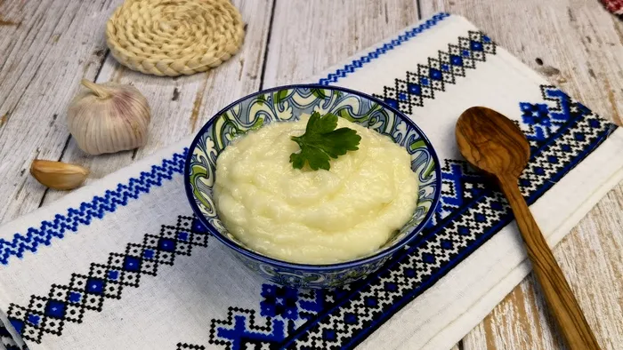 Ce să adaugi în salata de ardei copți la final. Ingredientul care îi dă un gust exact ca la bunica acasă