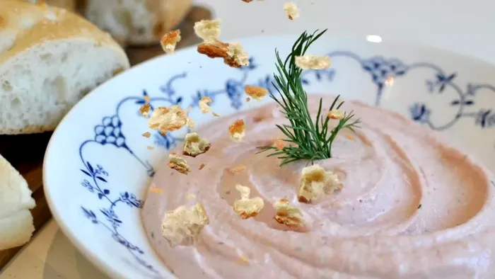 Ingredientul care înlocuiește cu succes uleiul din salata de icre