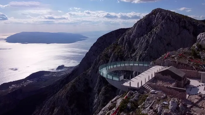 Locul spectaculos, care îți dă fiori. Pășești în gol la 1200 de metri. Peisajul însă este unul ireal de frumos