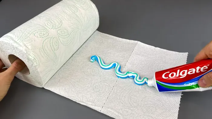 Pune pastă de dinți pe hârtie igienică în bucătărie și așteaptă puțin. Așa scapi de o problemă enervantă vara