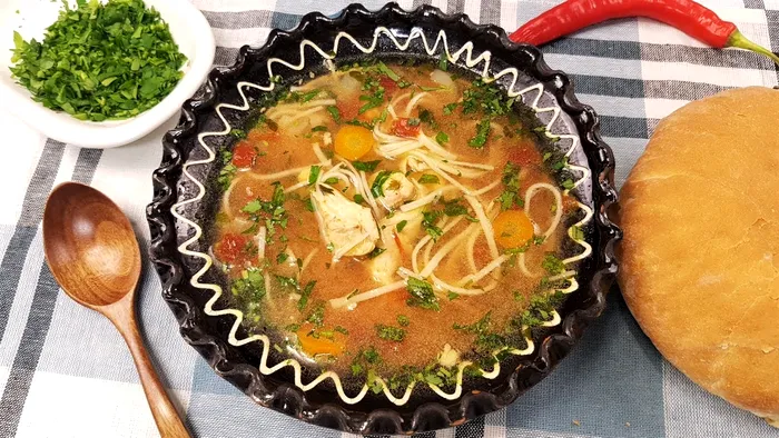 Ce puneau bunicile noastre în ciorba țărănească de pui, acum 70 de ani. Rețetă din anul 1955