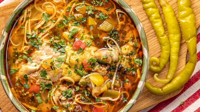 Ce puneau bunicile noastre în ciorba țărănească de pui, acum 70 de ani. Rețetă din anul 1955