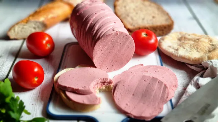 Din ce este făcut parizerul de pasăre din LIDL, Auchan, Kaufland sau Profi. Câtă carne conține, de fapt, mulți români habar n-au ce mănâncă