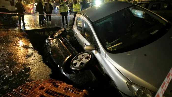 Cartierul din București unde străzile s-au surpat și au ”înghițit” mașinile. Localnicii apelează la ajutorul oficialilor