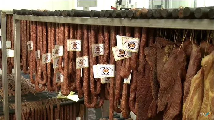 Cât costă kilogramul de cârnați de Pleșcoi în 2024. Prețul e foarte piperat, nu e pentru oricine