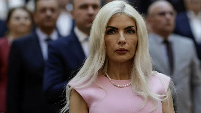 Cine este și ce studii are Laura Vicol. A terminat Dreptul la privat, s-a remarcat ca avocată a unor lideri din lumea interlopă și este nașa Roxanei Vancea