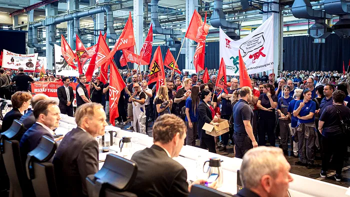După valul de concedieri, salariile scad cu 10%. Încep problemele pentru marele producător auto: Ce se întâmplă cu angajații Volkswagen