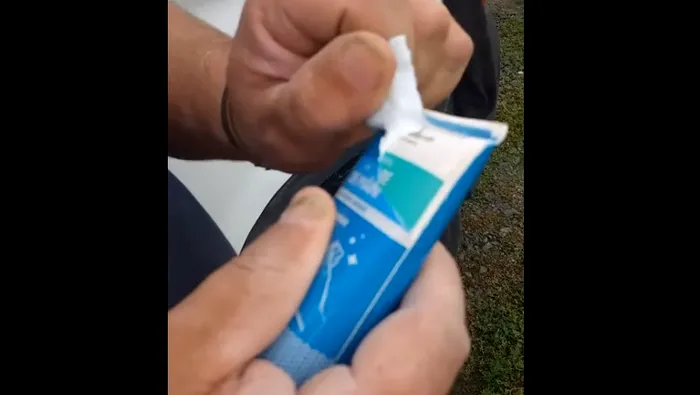 Șocul din pachetele primite de la o primărie din Timiș. Ce era sub ambalajul gelului dezinfectant, de fapt