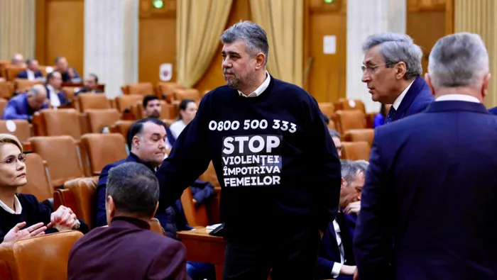 Cu ce tricou a apărut Marcel Ciolacu în Parlament. Politicienii s-au înjurat