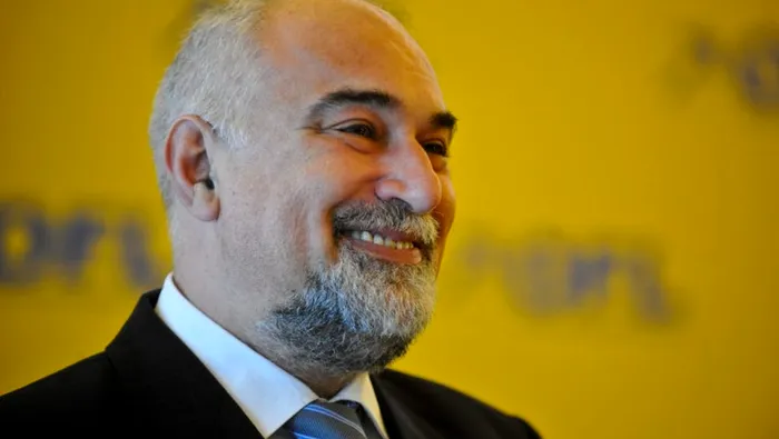 Cum arată Varujan Vosganian la 65 de ani. Politicianul a fost prins pe picior greşit, în trafic