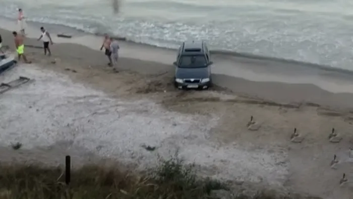 Imaginile momentului pe internet! Un șofer de pe litoral și-a „parcat” mașina direct pe malul mării: „Dă-i, tată, dă-i!”