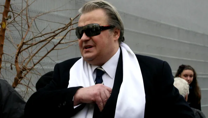 Fiica lui Corneliu Vadim Tudor, în lacrimi la mormântul tatălui său, la 9 ani de la moartea acestuia. Imagini emoționante de la parastasul „Tribunului”