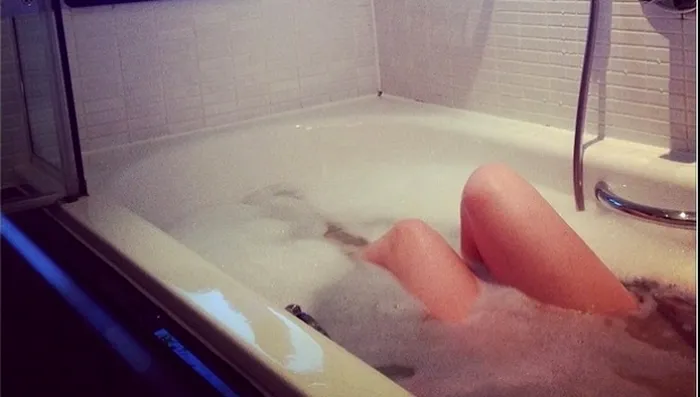 Ce se întâmplă dacă pui bicarbonat de sodiu în apa de baie? 