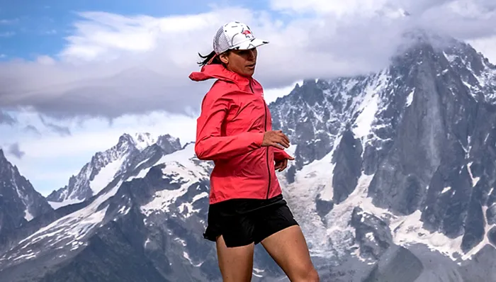 Este avocat pentru drepturile omului și ultramaratonistă, iar viața ei combină sportul extrem cu munca în zone de conflict.