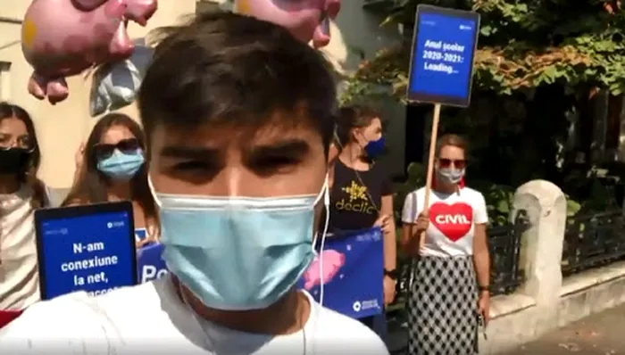 Cursuri online pentru toți elevii din România