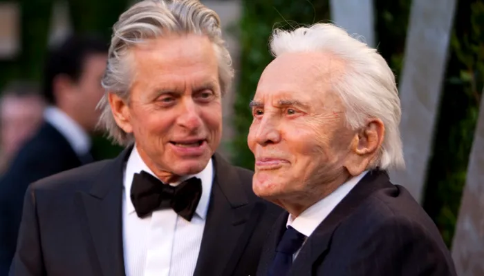 Kirk Douglas, alaturi de fiul sau, actorul Michael Douglas