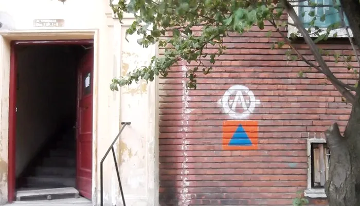 Simbolul care indică prezența unui adăpost antiaerian