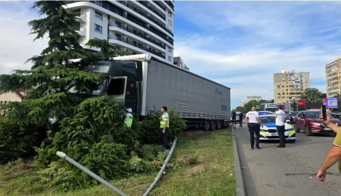 Accidentul produs de şoferul unui TIR, în Constanţa (Foto: ISU Constanţa)