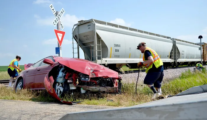 Nerespectarea regulilor de la trecerea unei linii ferate poate duce la așa ceva