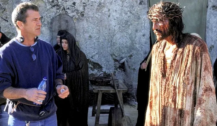 Jim Caviezel și regizorul Mel Gibson pe platourile de filmare ale filmului Patimile lui Hristos, 2004. Foto arhivă