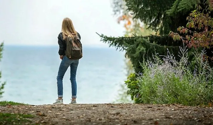 Iluzia optică inedită a săptămânii. Toți văd femeia din imagine, dar unde se ascunde pisica?