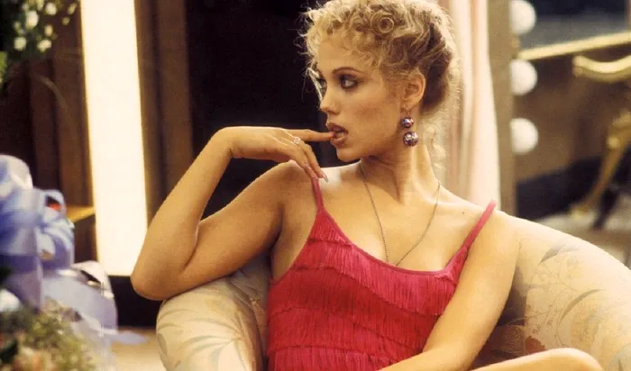 Elizabeth Berkley în „Showgirls”