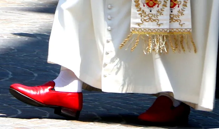 Pantofii rosii Papa Vatican 1