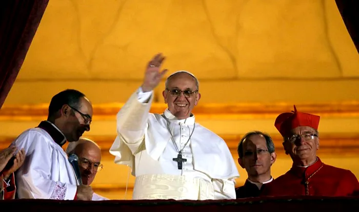 Papa Francisc, de la celebrul balcon din Piața Sf. Petru, la înscăunarea sa din 2013.