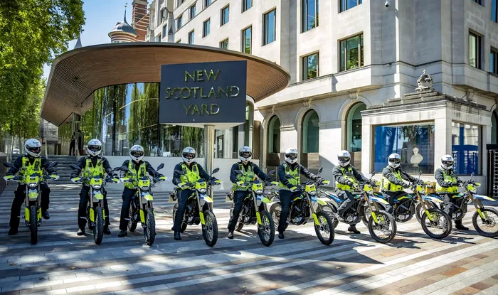 Sur Ron în fața New Scotland Yard