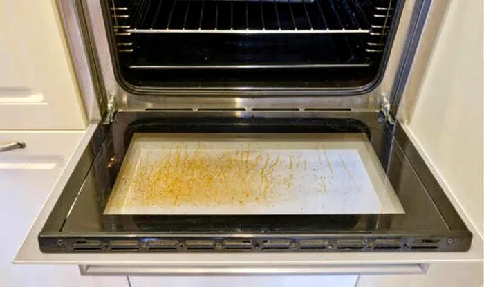 Ingredientul banal din bucătărie care curăță instant grăsimea de pe geamul cuptorului. Va fi curat ca lacrima în doar câteva minute
