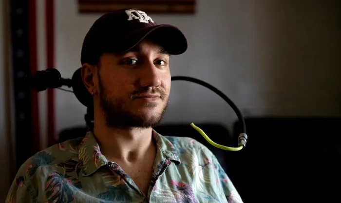 Noland Arbaugh, primul pacient care a participat la studiul clinic pentru testarea dispozitivului Neuralink al lui Elon Musk, este paralizat de la a patra vertebră cervicală în jos, în urma unui accident.