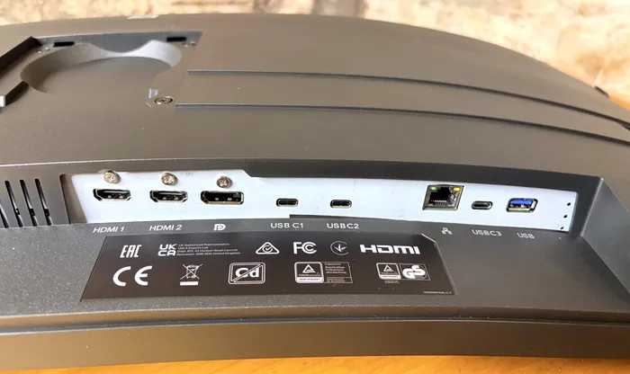 O partea din conectica incorporată în Philips 34B2U5600C
