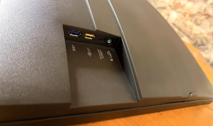 A doua parte a conecticii de la Philips 34B2U5600C și suportul discret pentru căști pliat în carcasă